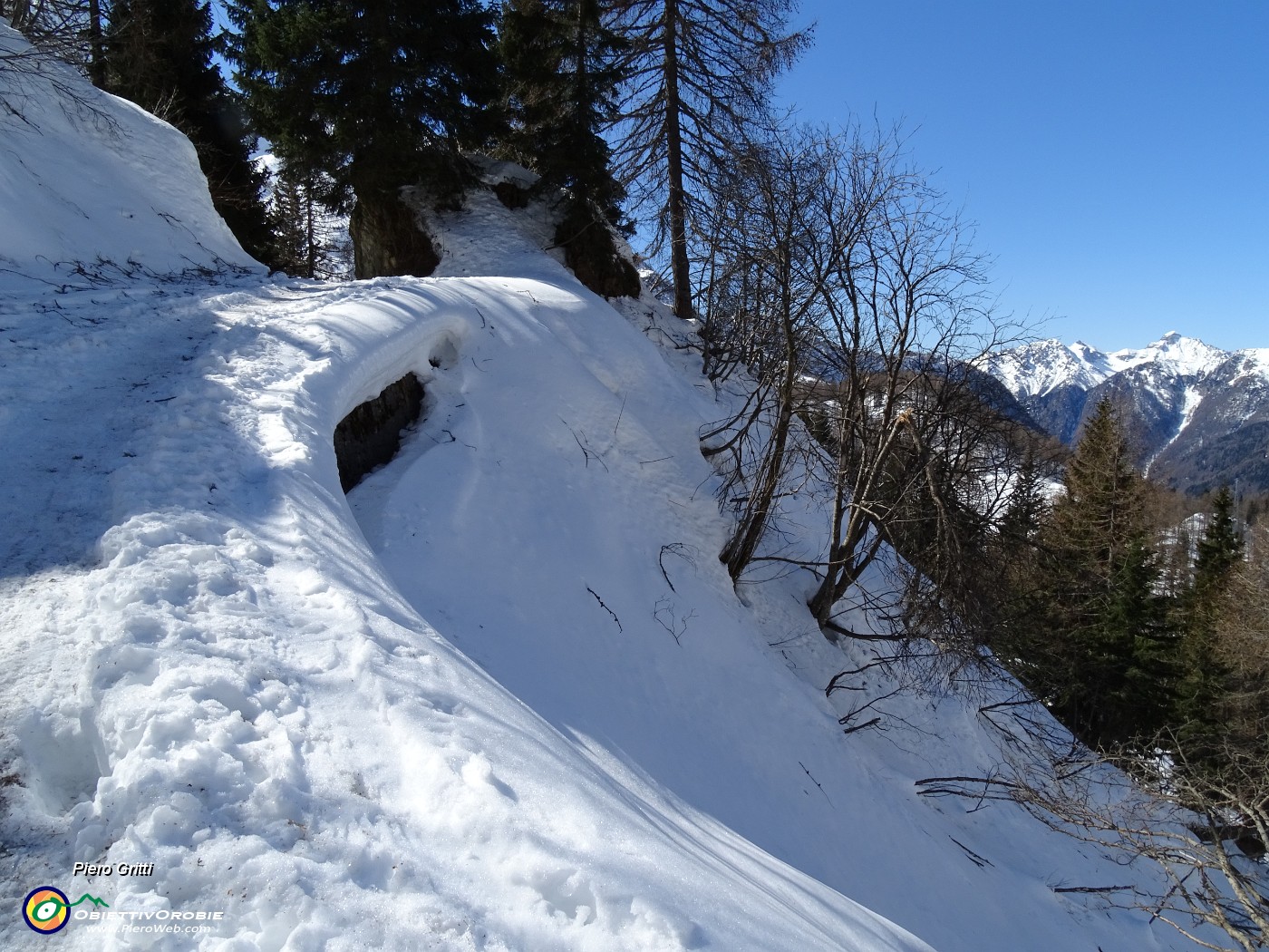 32 Un metro di neve sulla strada sterrata.JPG